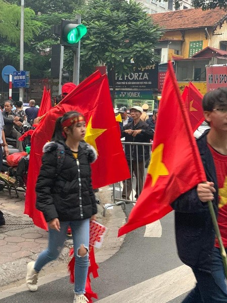 [ẢNH] Cuồng nhiệt cổ động viên Việt Nam trước giờ bóng lăn